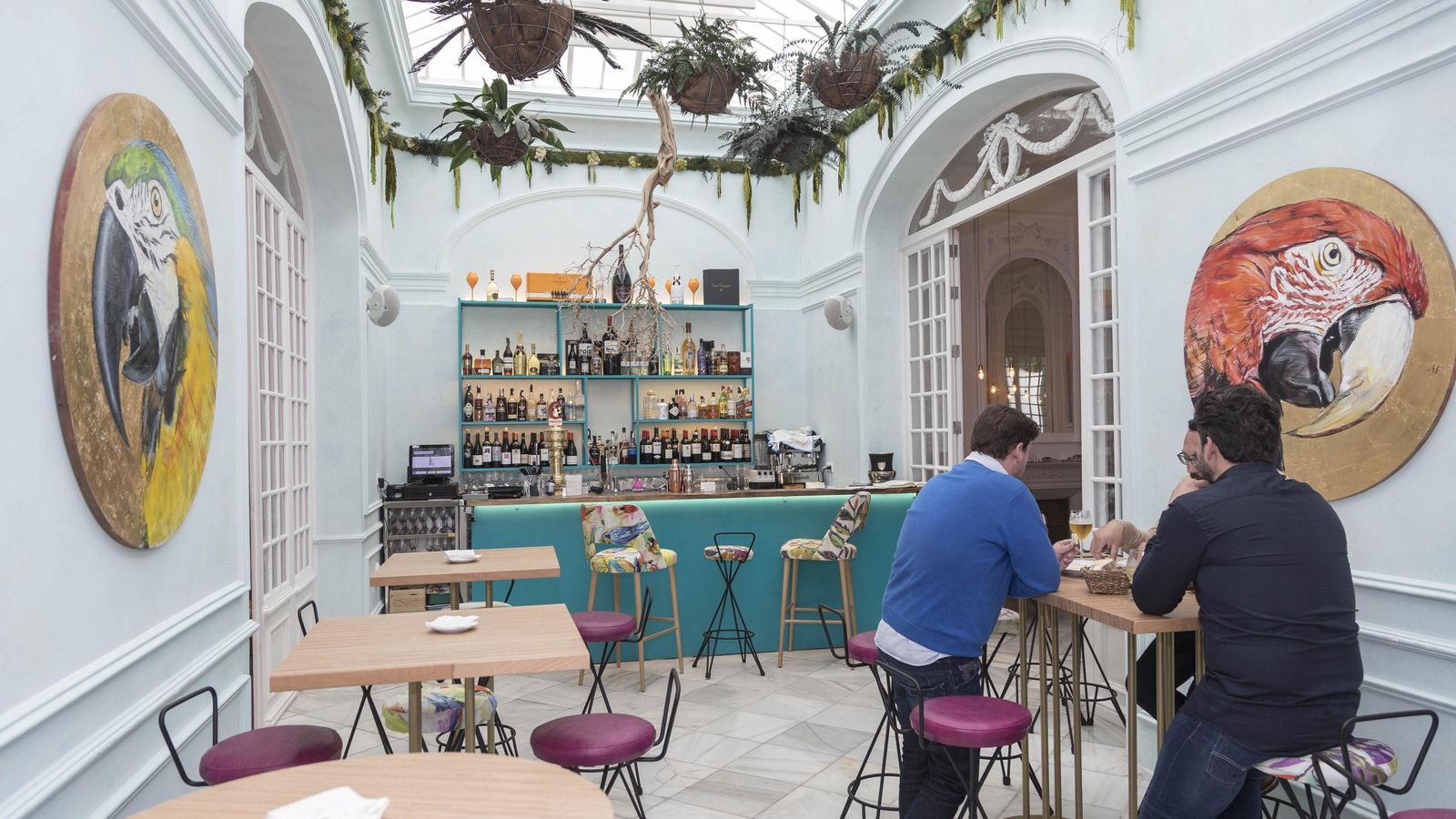 Un grupo de comensales junto a dos piezas de Cristina Ybarra.