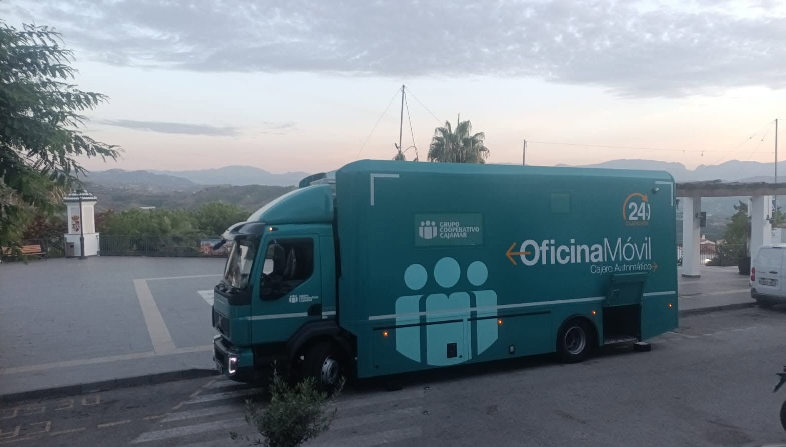 Iznate y Totalán se quedan también sin cajero automático y lo sustituye por una Unidad de Banca Móvi ...