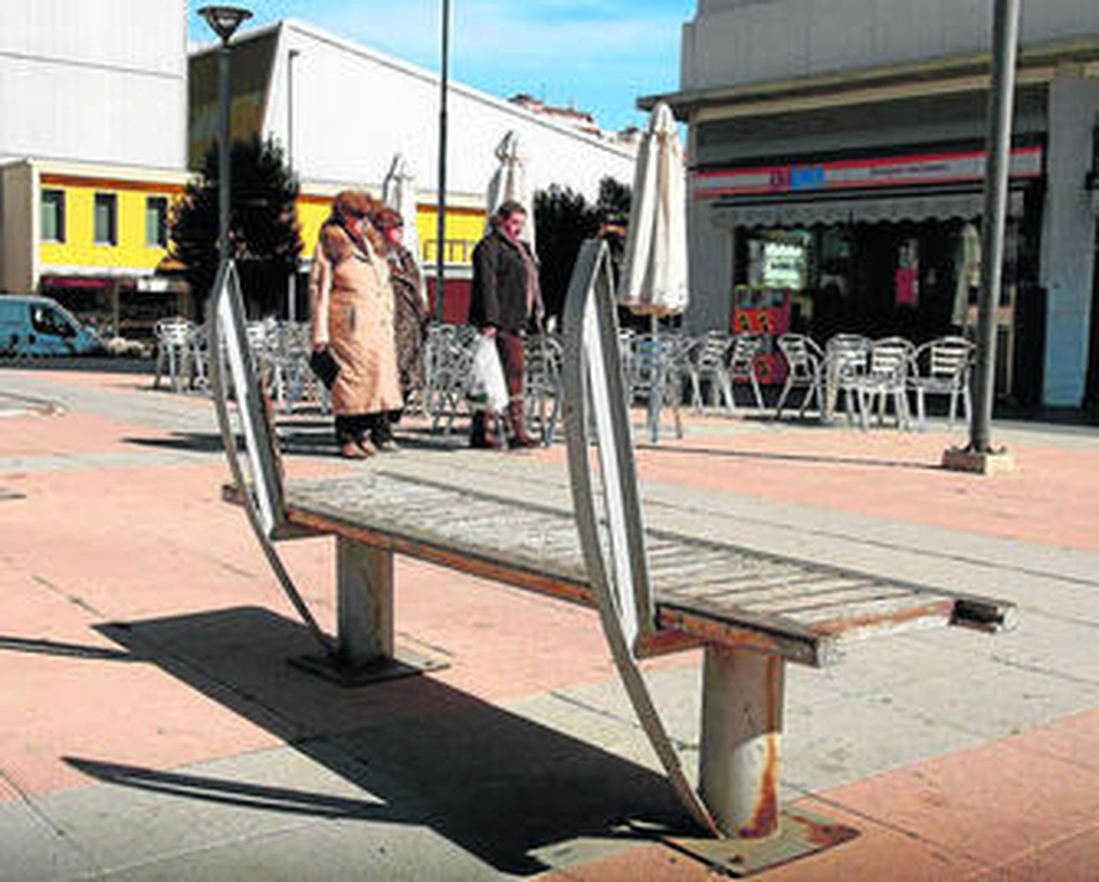 La dudosa ergonomía de un banco sin respaldar