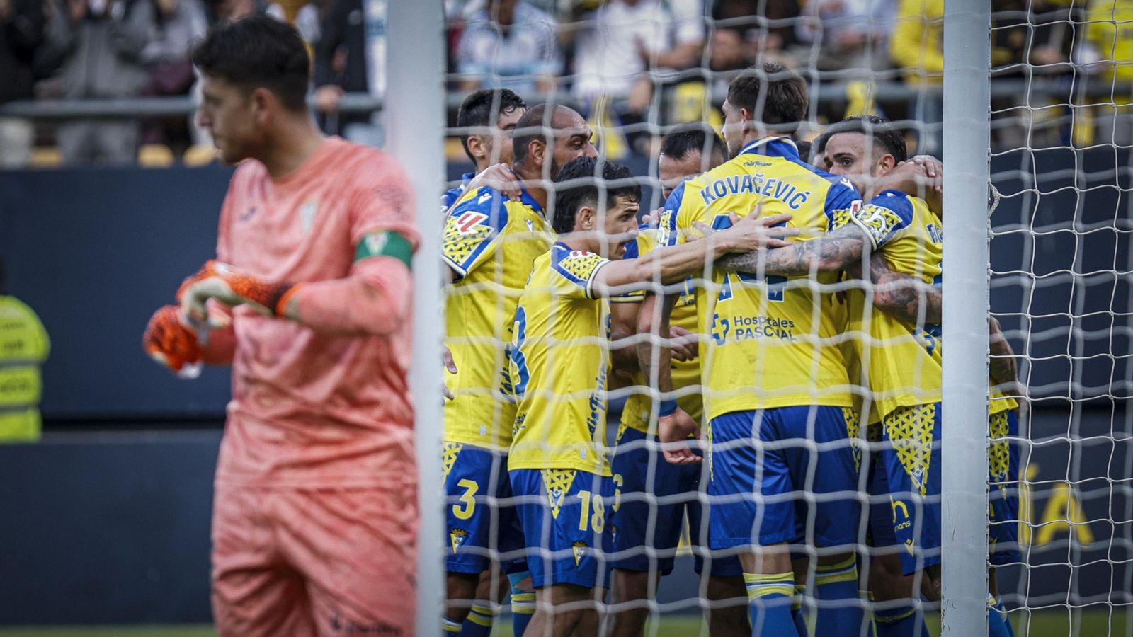 Búscate entre las imágenes del partido de fútbol entre Cádiz CF y Córdoba CF