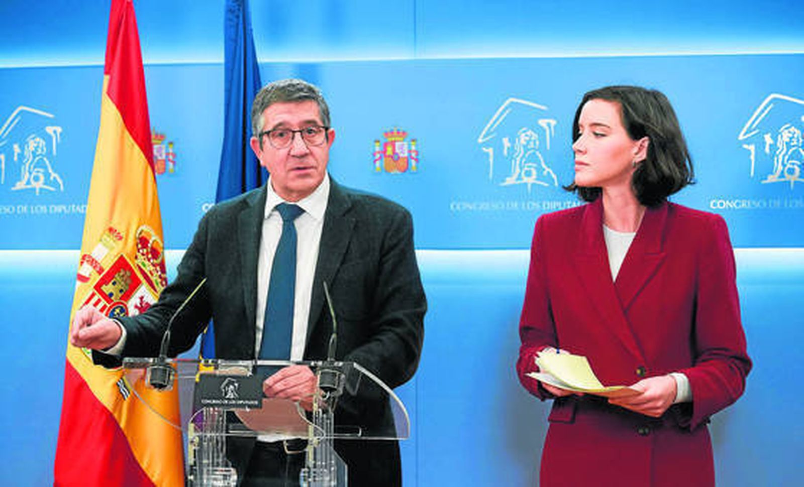 El portavoz del PSOE en el Congreso de los Diputados, Patxi López, y la secretaria de Igualdad del PSOE, Andrea Fernández, durante una rueda de prensa.