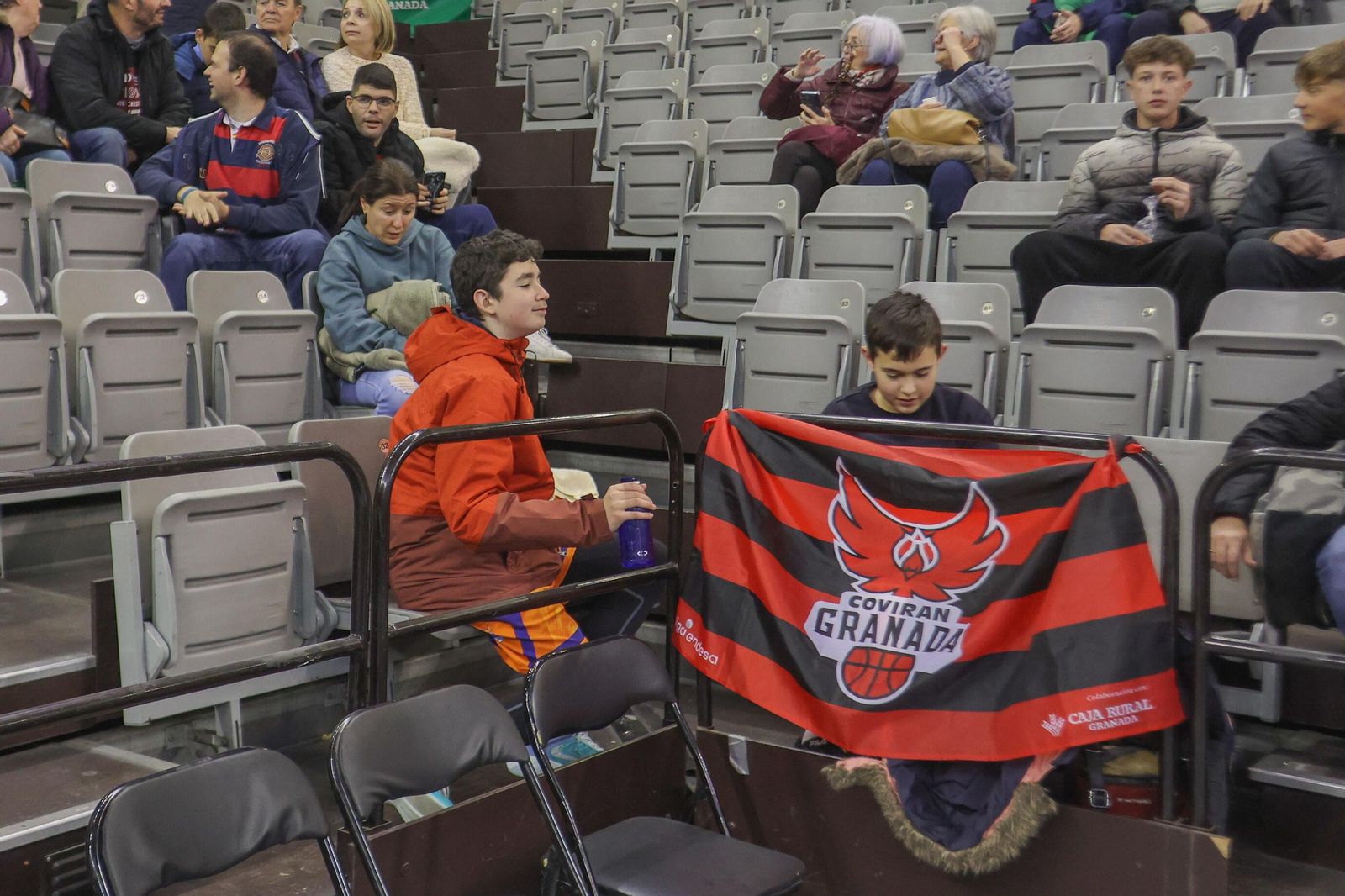 Encuéntrate en la grada del Palacio en el Covirán Granada-Girona