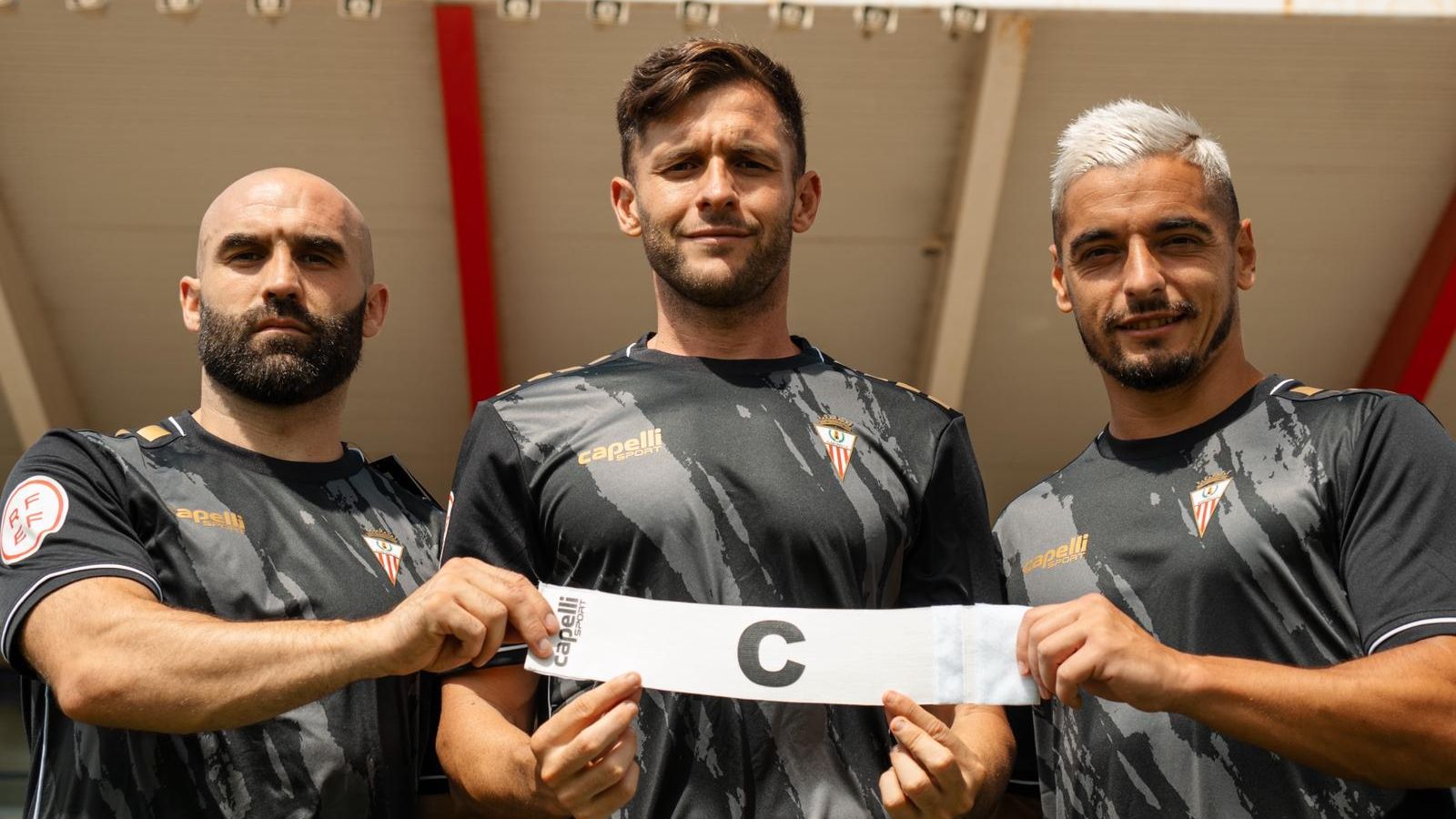 Paris Adot, Iván Turrillo y Tomás Sánchez, con la nueva segunda equipación del Algeciras.