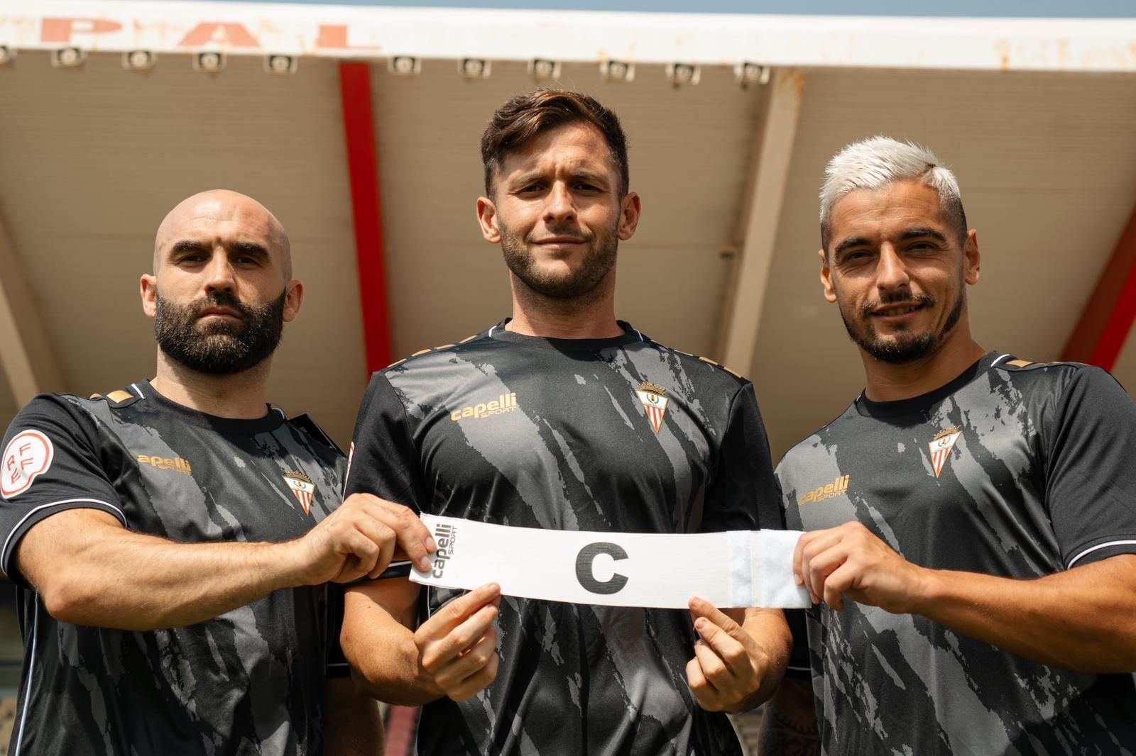 Paris Adot, Iván Turrillo y Tomás Sánchez, con la nueva segunda equipación del Algeciras.