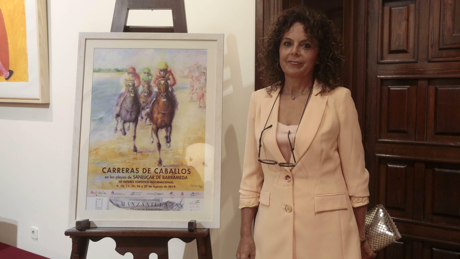 María Luisa Rey con su obra de las carreras de caballos de Sanlúcar de Barrameda.