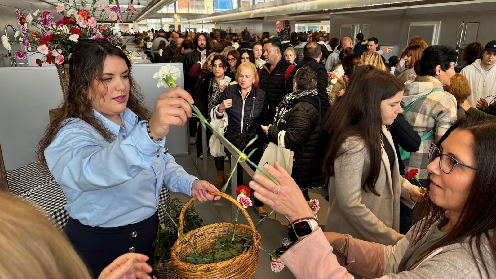 Multitud de personas han asistido a la inauguración