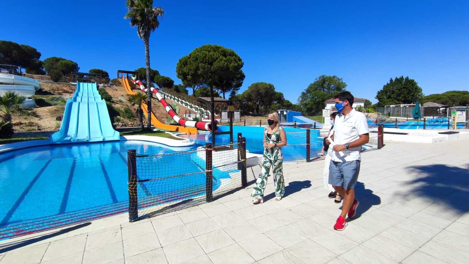 La concejala de Turismo junto al director de Aquopolis Cartaya visitando las instalaciones de