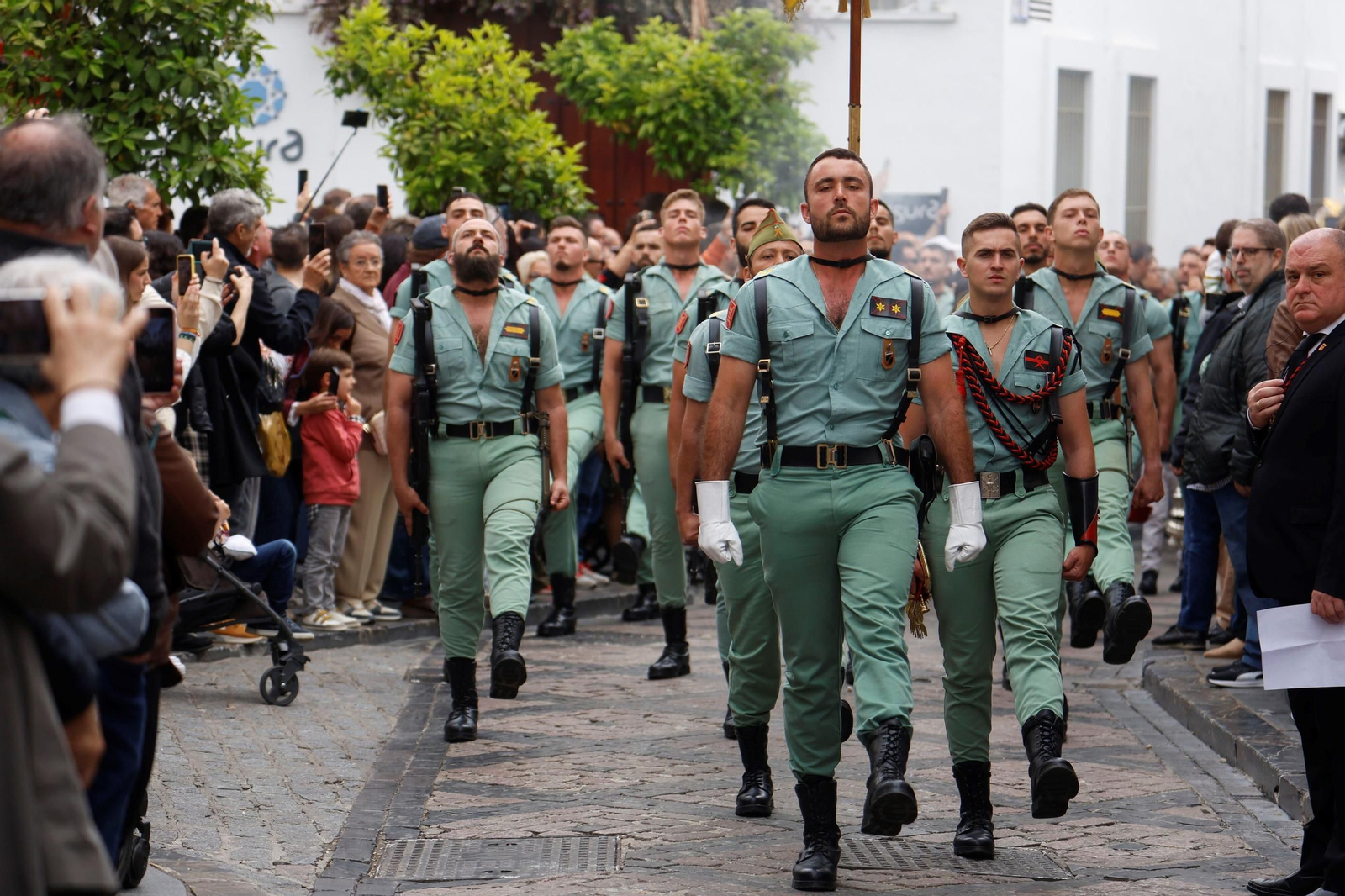 El vía crucis de la Caridad con la Legión en el Viernes Santo de Córdoba, en imágenes