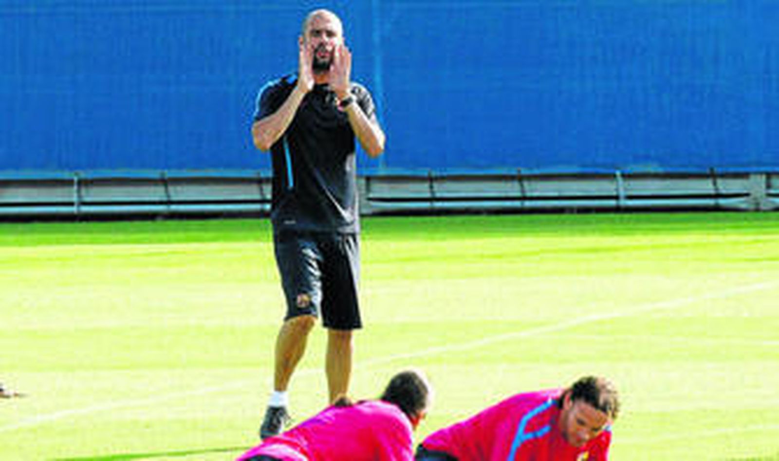 El entrenador del Barcelona, Pep Guardiola, da instrucciones a sus jugadores durante un entrenamiento de esta pretemporada.