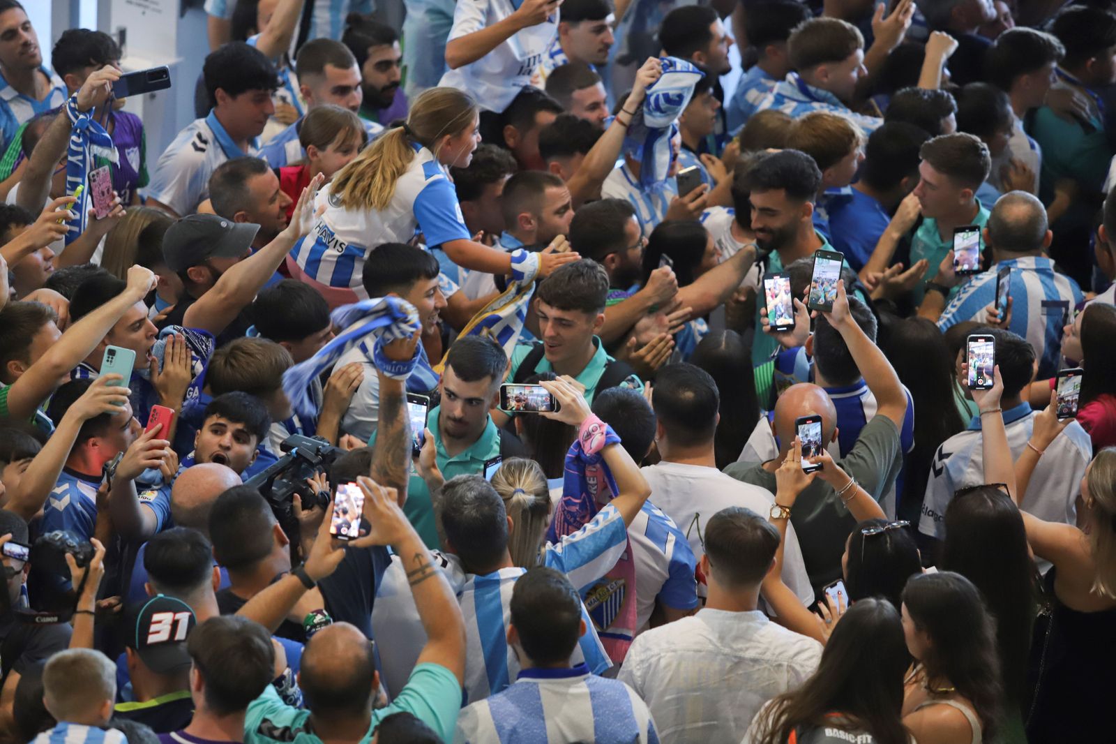 El espectacular preámbulo en el aeropuerto con la afición