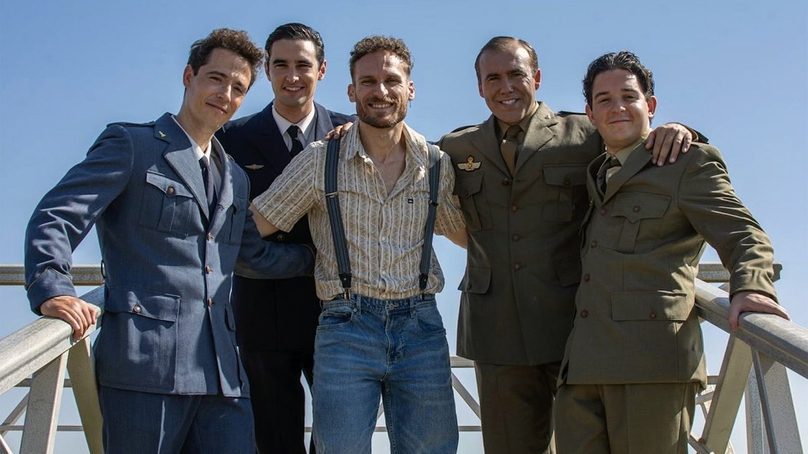 El sanjuanero Elías Pérez en el centro junto a la tripulación actoral del Plus Ultra en el muelle de San Juan del Puerto.