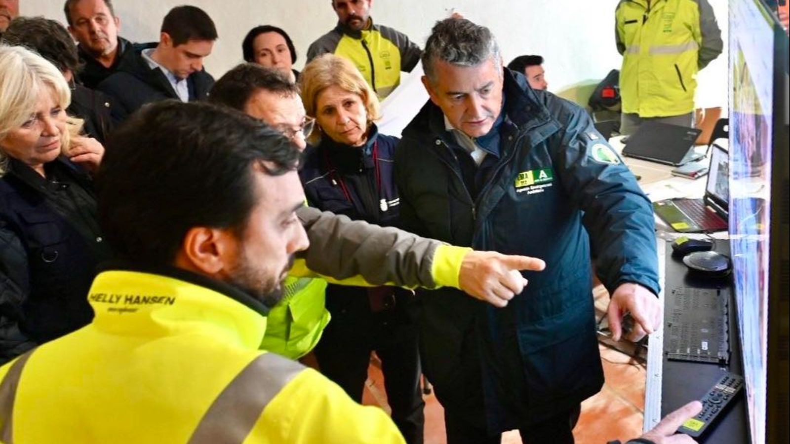 El consejero Antonio Sanz y la alcaldesa de Jerez, en el Puesto de Mando Avanzado de la Cartuja, esta noche.