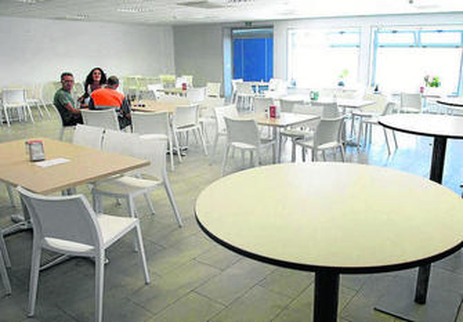 Trabajadores conversan en la sede social de Marapie.