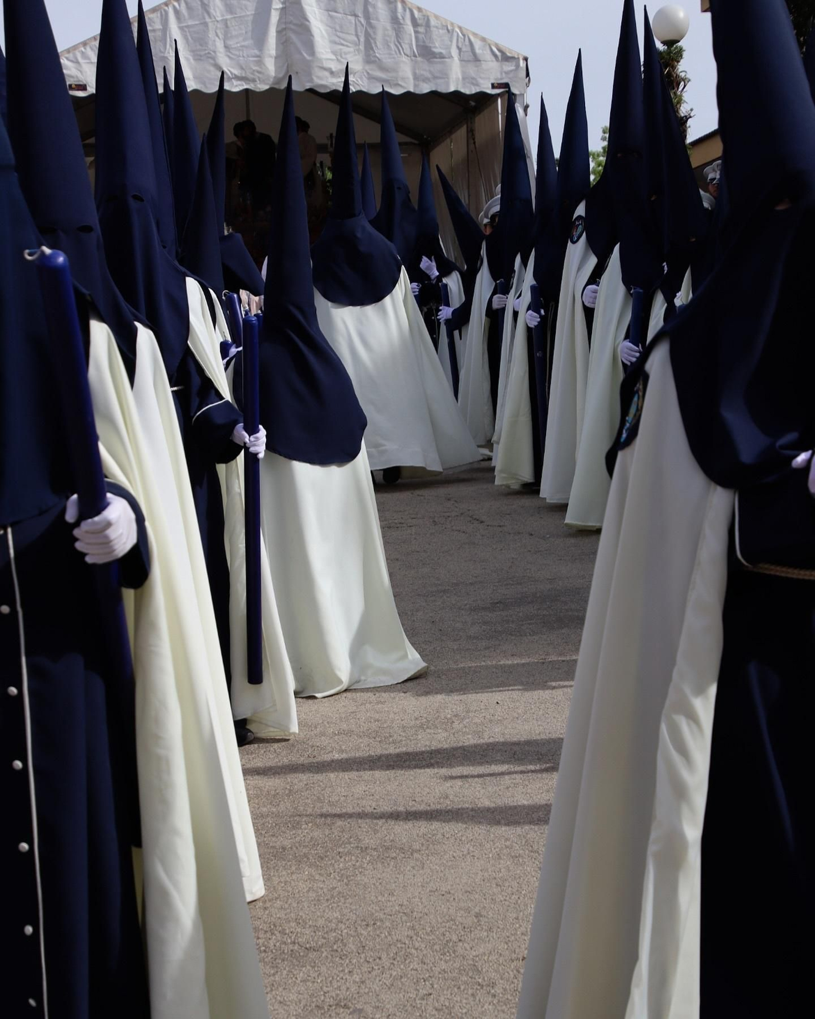 Nazarenos durante la salida penitencial desde el patio del colegio.