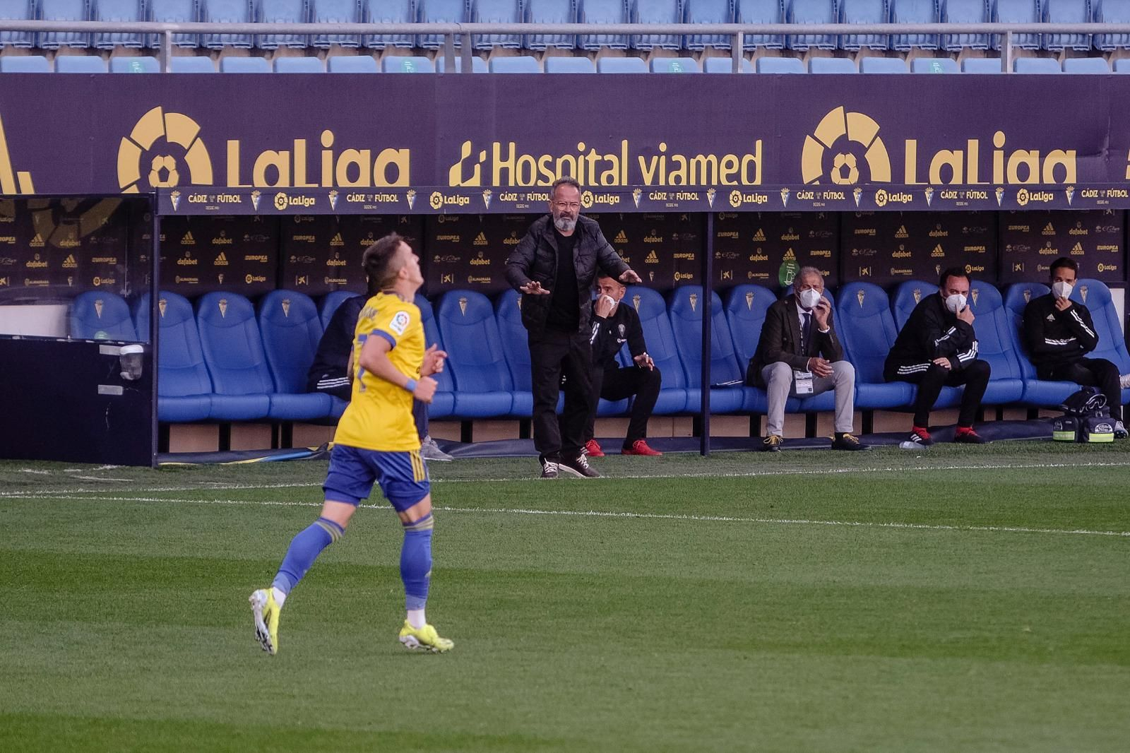 Álvaro Cervera da instrucciones desde la banda en el partido de este domingo.
