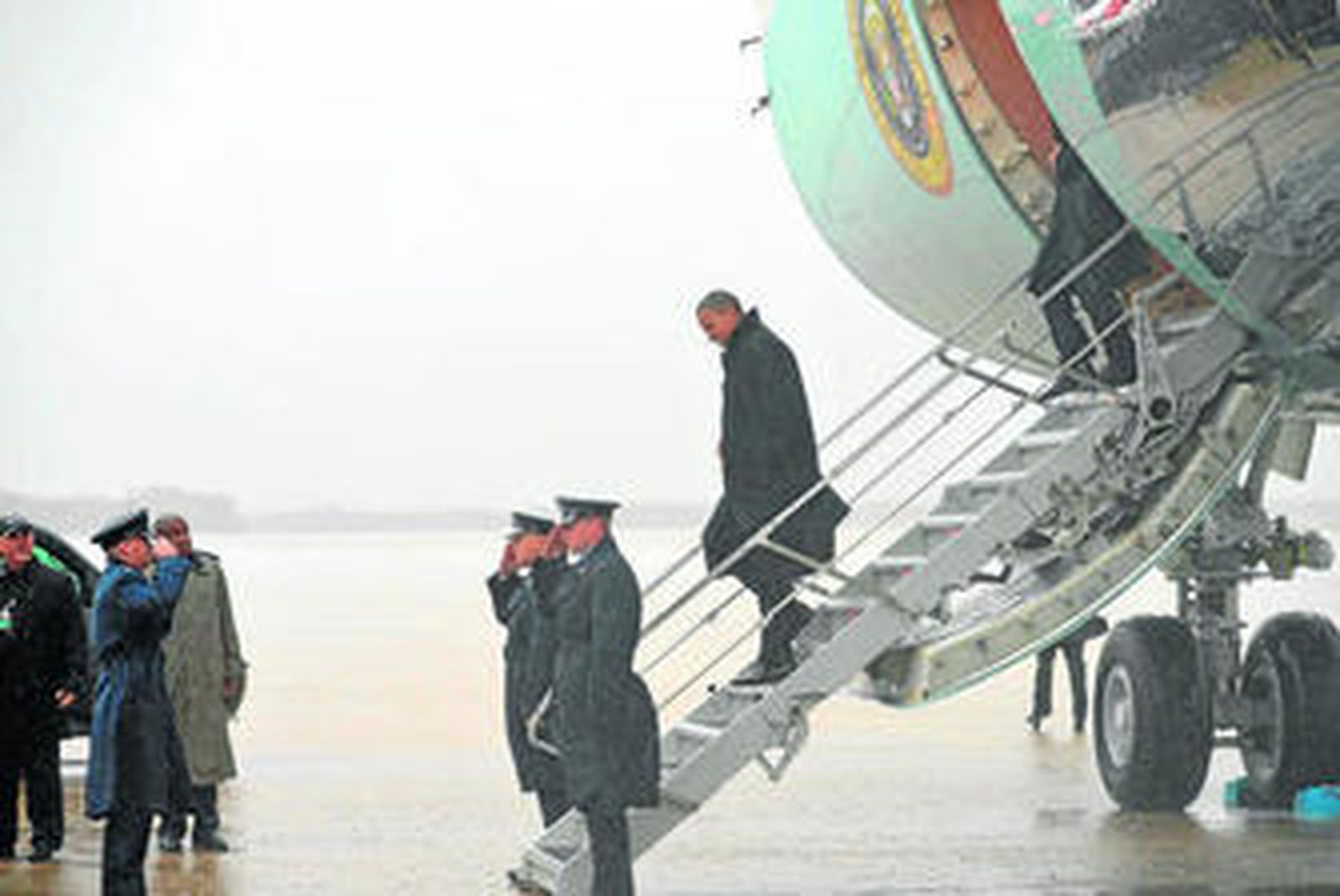 Obama baja del 'Air Force One' en la base de la Fuerza Aérea Andrews, en Maryland, tras suspender su campaña en Florida.