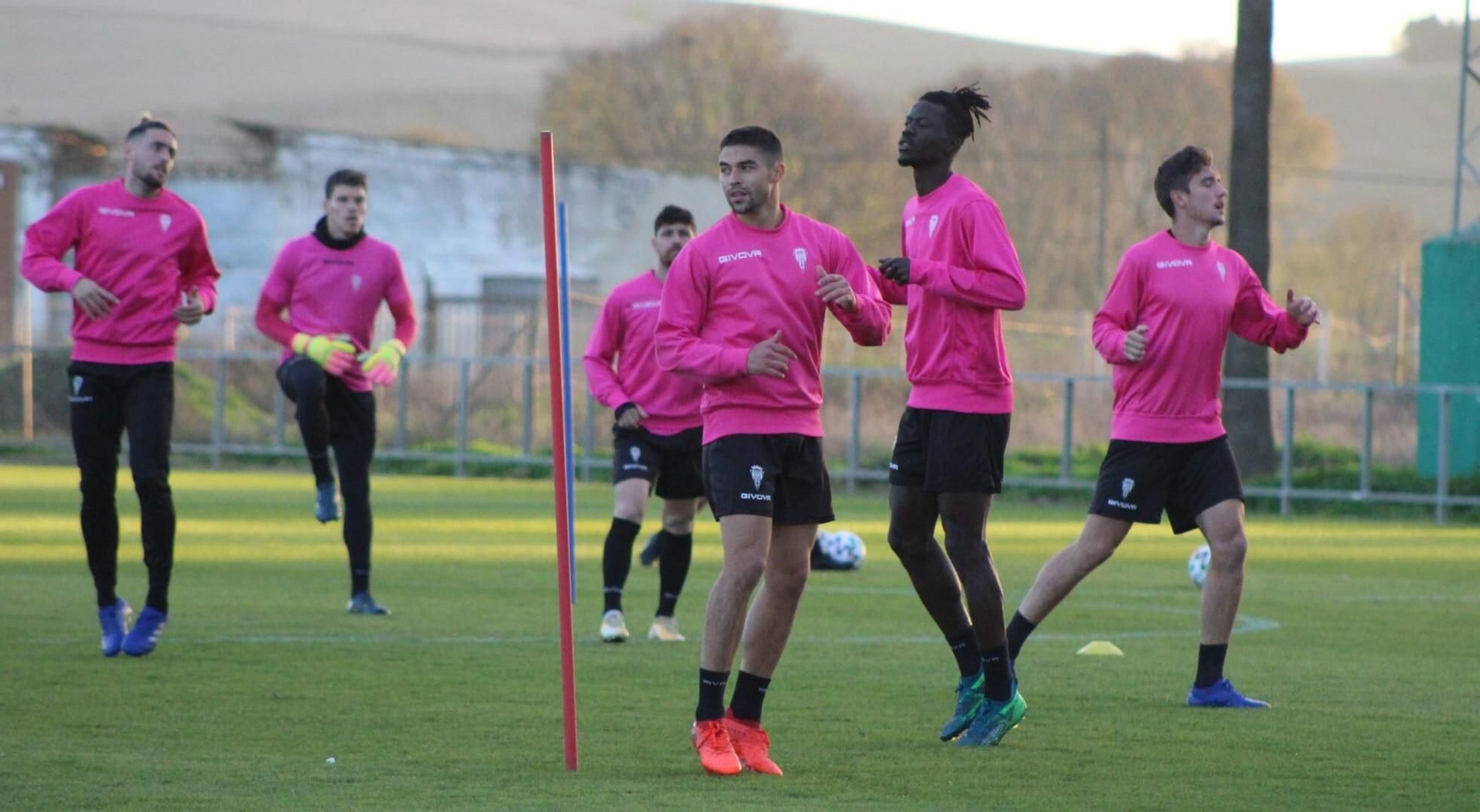 Los jugadores del Córdoba calientan en el entrenamiento de este martes.
