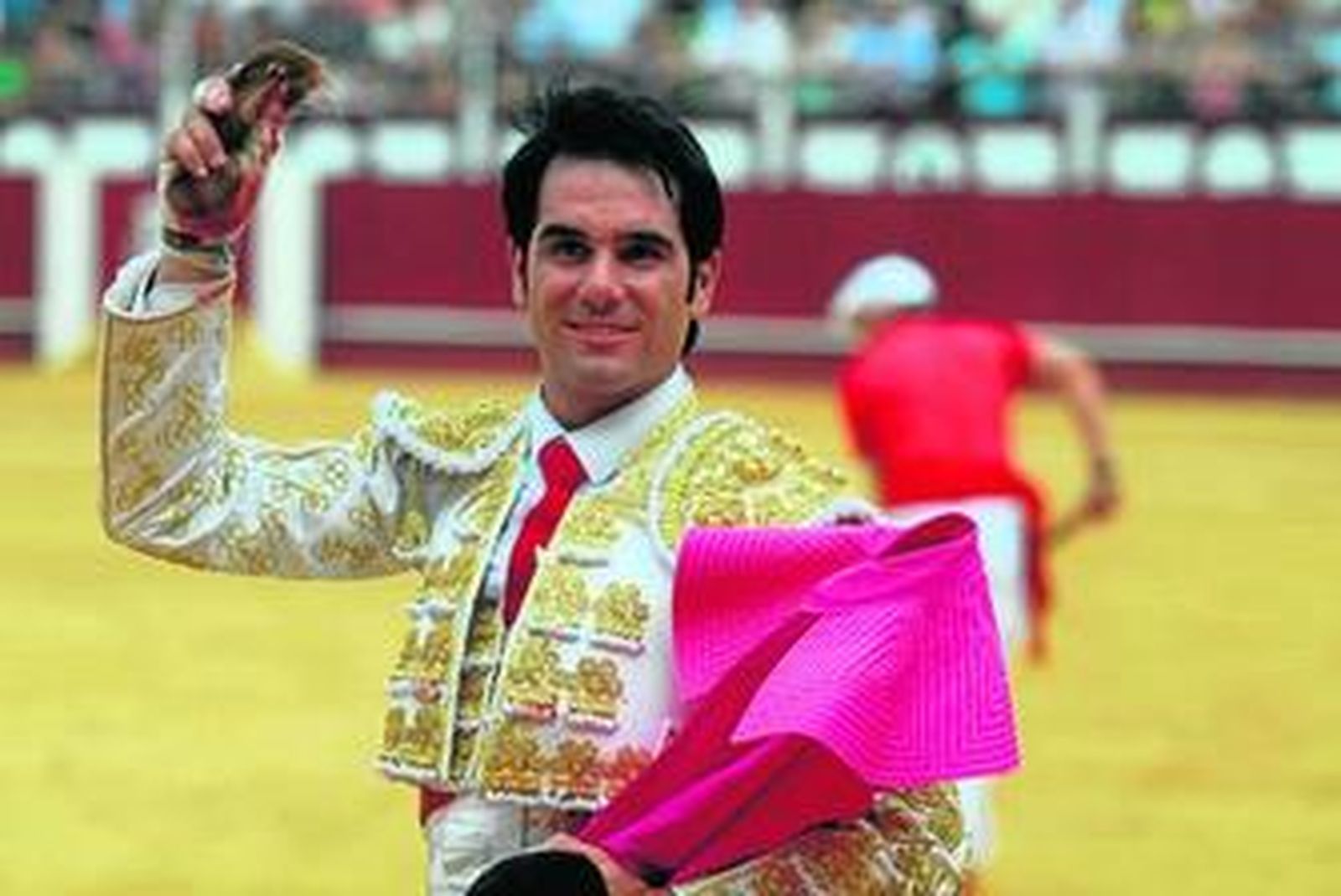 Salvador Vega muestra su trofeo al público, ayer, en La Malagueta.