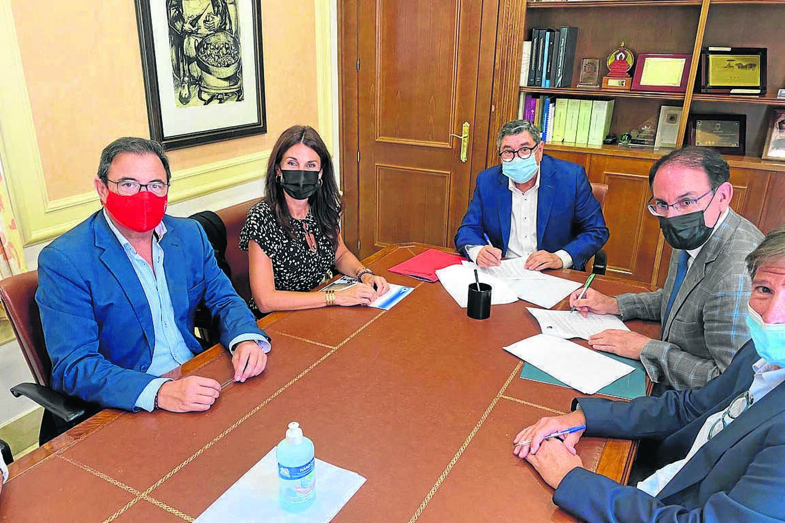 Firma del convenio en el Ayuntamiento de Vélez-Málaga.
