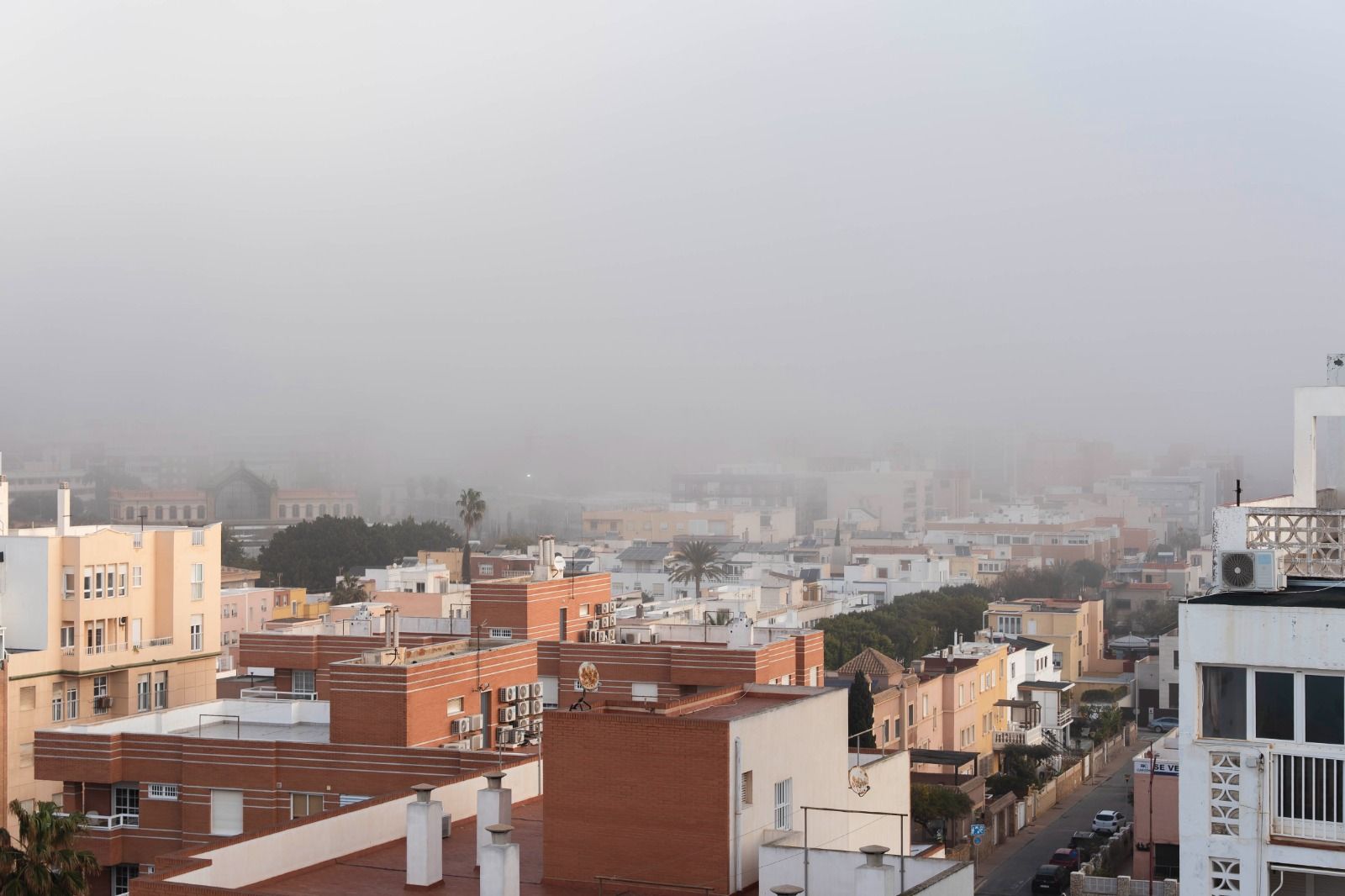 Edificios cubiertos de niebla
