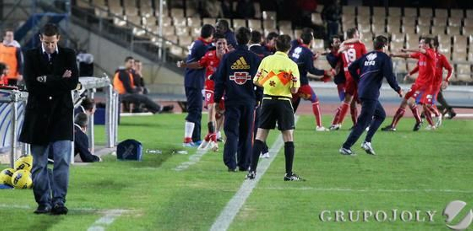 Los jugadores del Numancia se abrazan tras conseguir Nano el 1-2. 

Foto: Miguel Angel Gonzalez