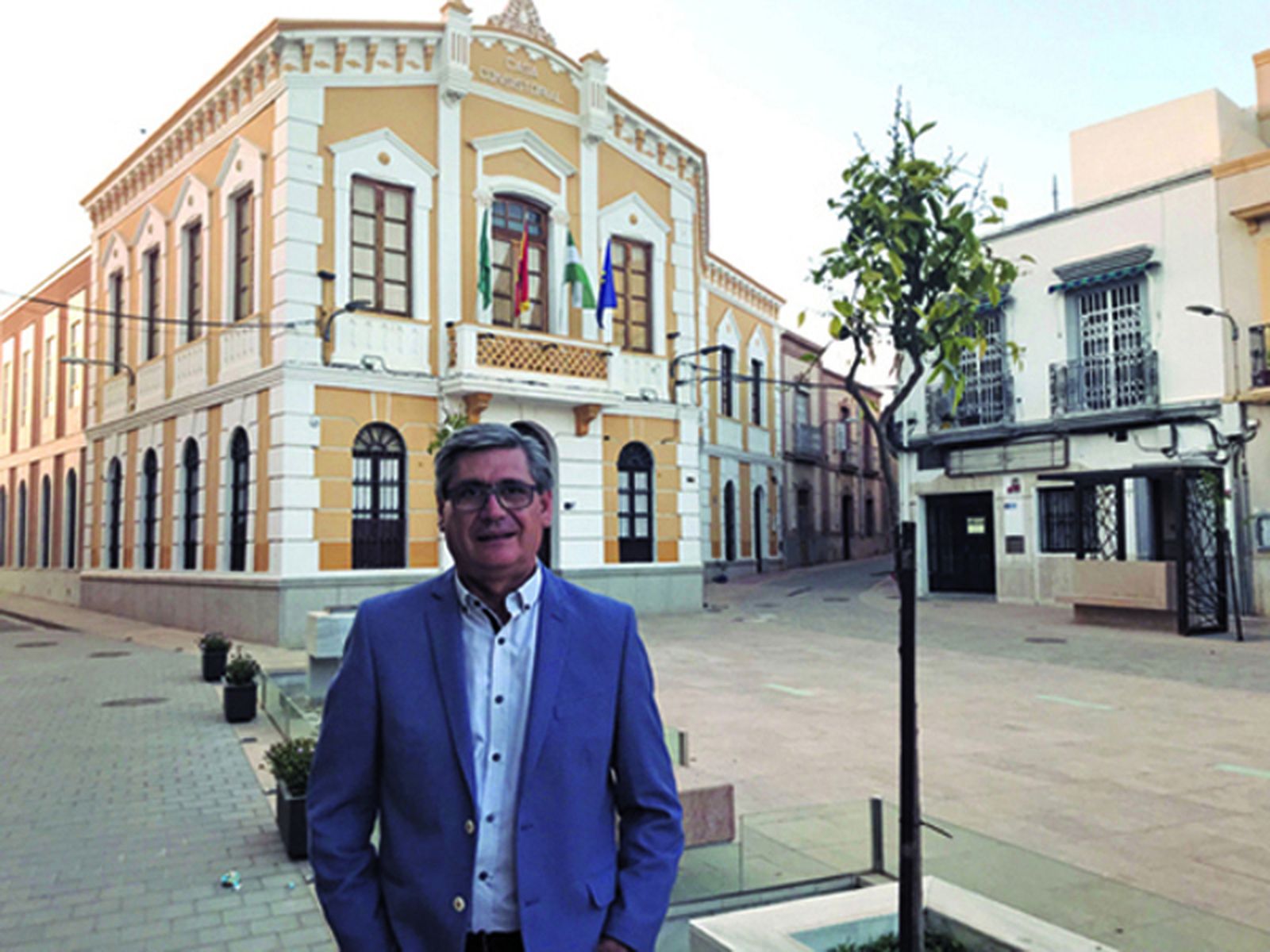Juan Manuel López, alcalde de Pechina, frente a la Casa Consistorial.