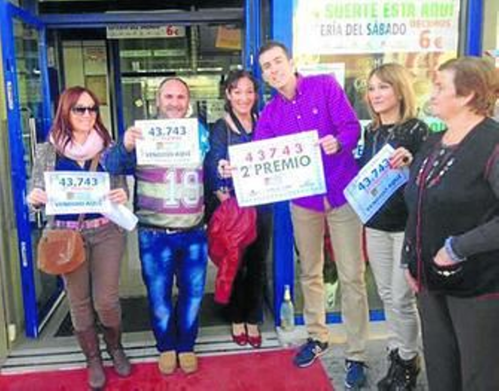 Eduardo Linares, responsable de la administración nº 2 de Vícar, junto a los agraciados con el segundo premio.