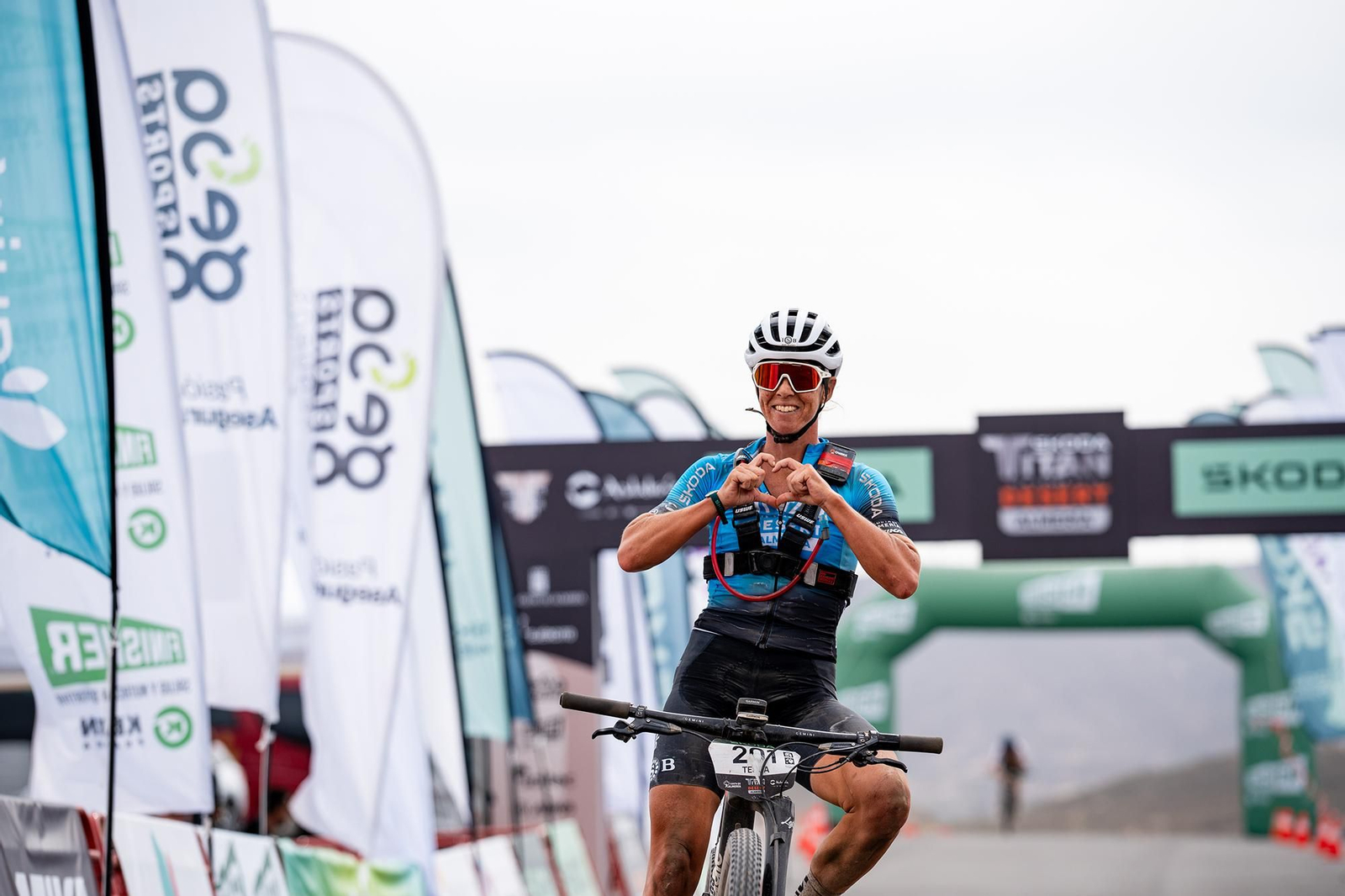 Una de las participantes que se darán cita en Almería después de cruzar la línea de meta en una prueba anterior.