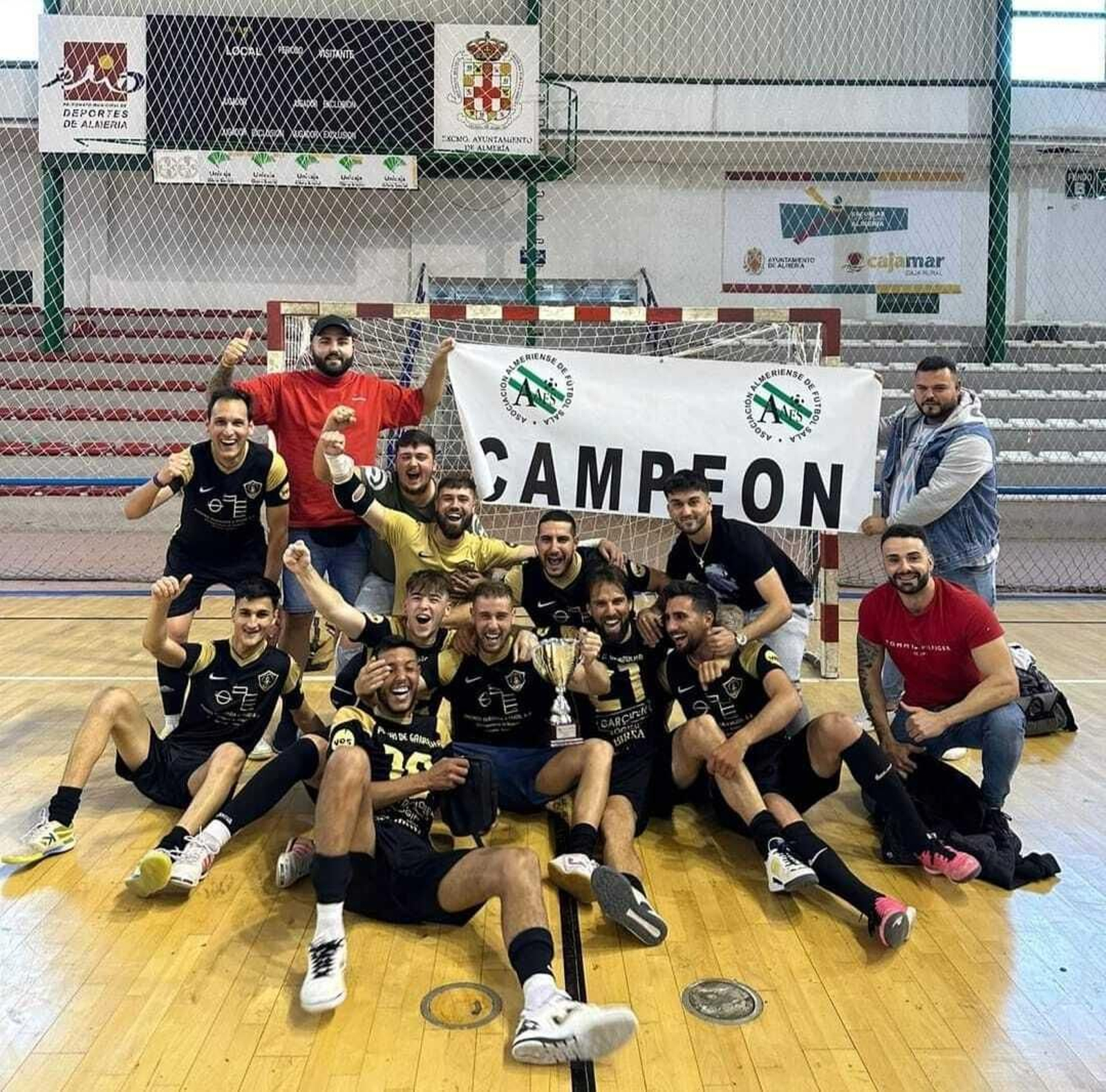 El CD Playas de Garrucha posa con el título de campeón liguero conseguido en el Rafael Florido.