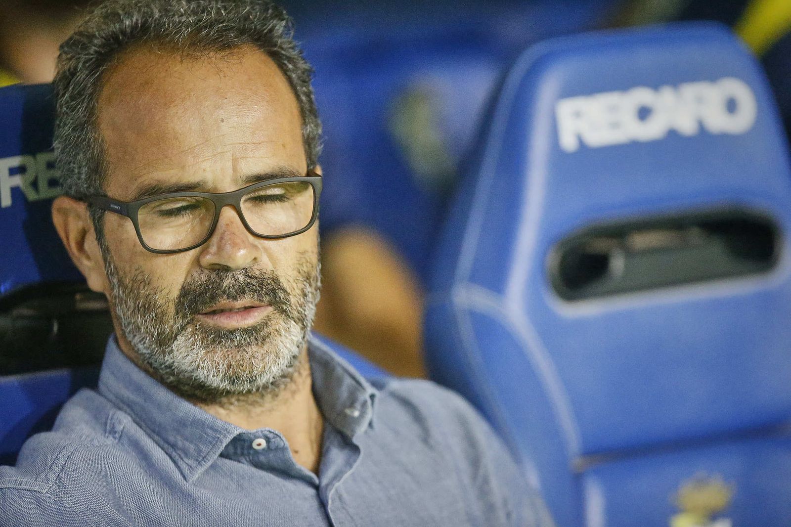 Cervera cierra los ojos como no queriendo ver lo que estaba sucediendo sobre el césped.