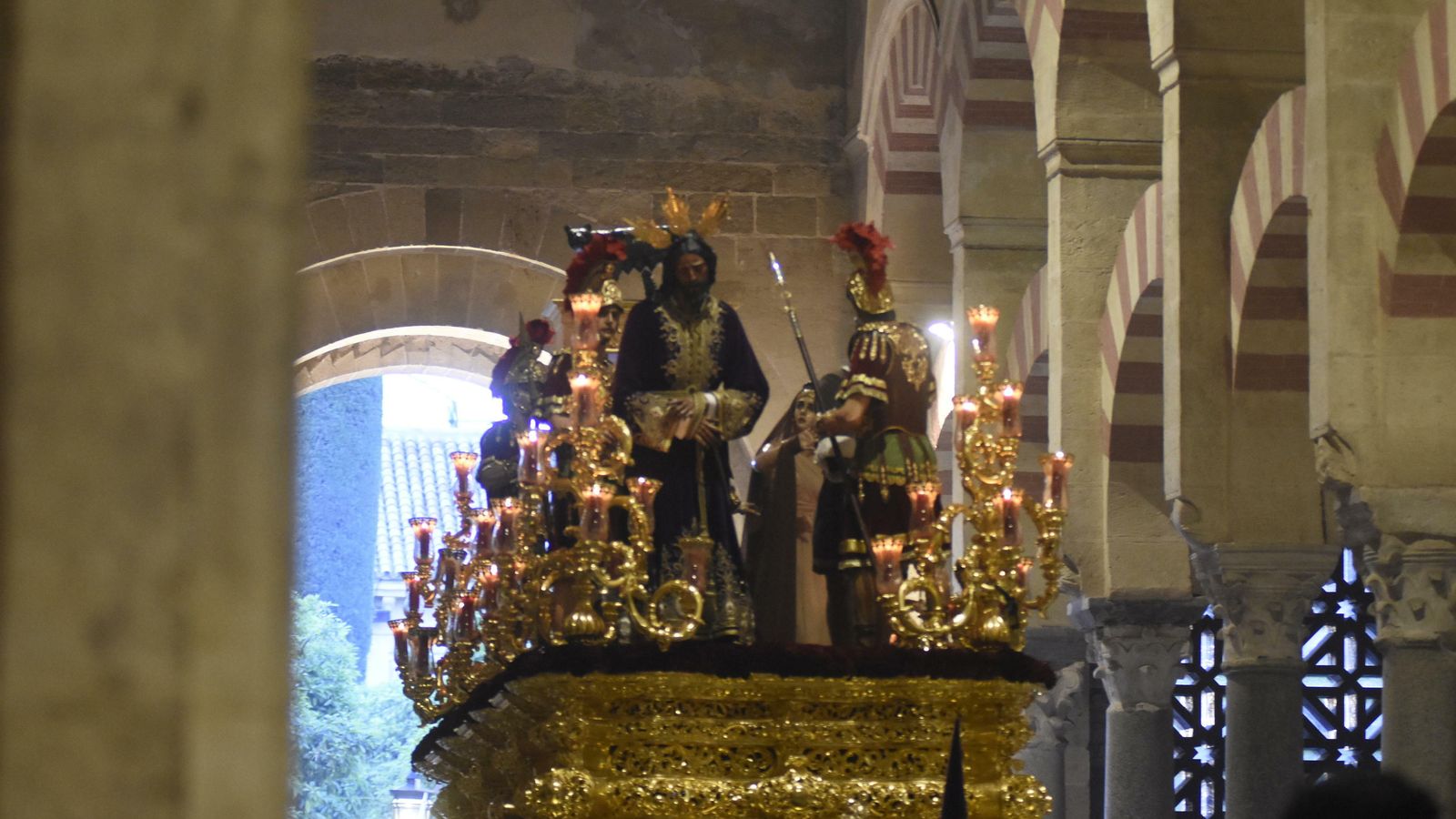 Nuestro Padre Jesús de la Sangre accede a la Mezquita-Catedral