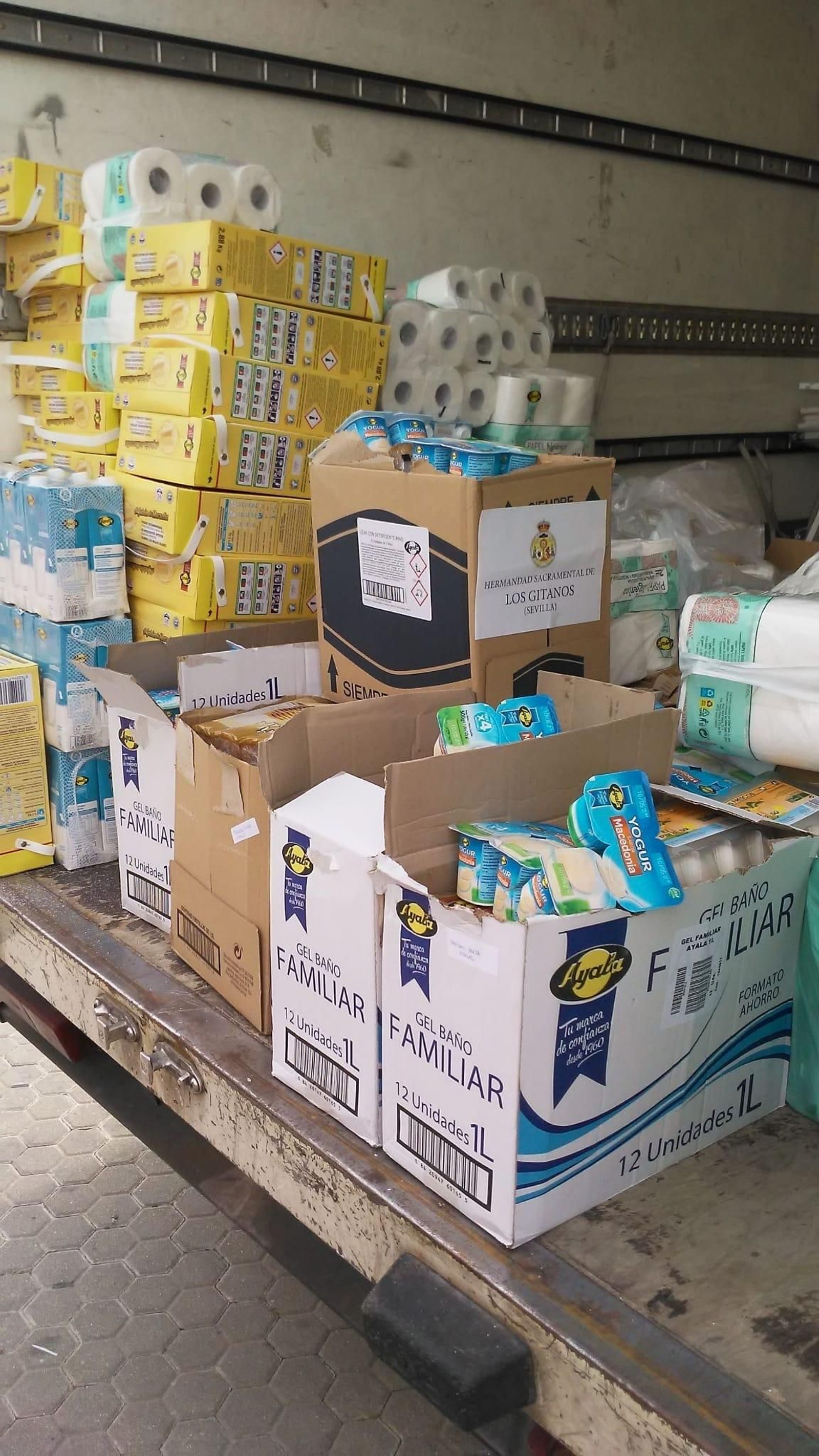 Los productos de la Hermandad de los Gitanos para el Polígono Sur.