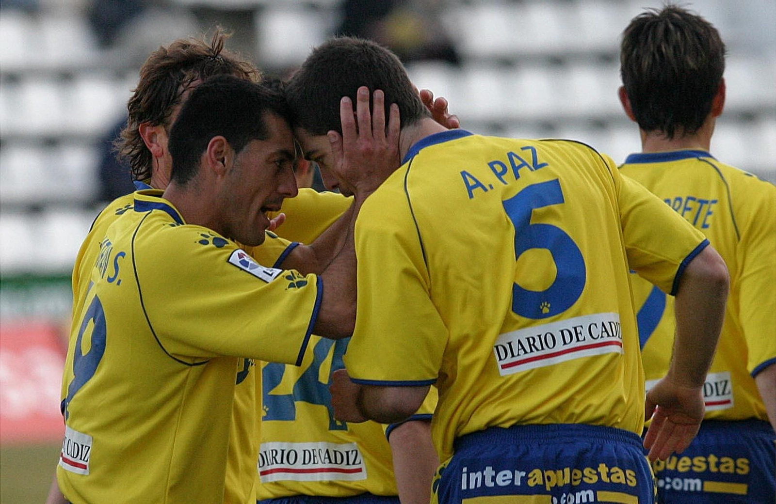 Jonathan Sesma le felicita tras un tanto.