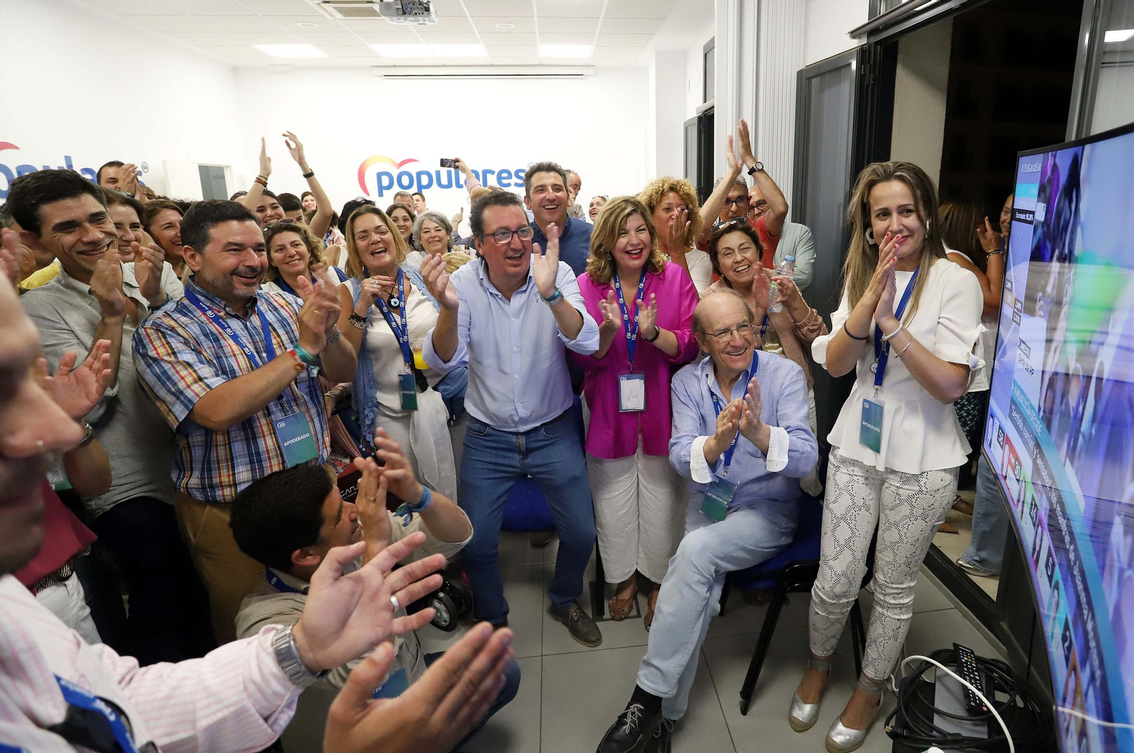 Imágenes de cómo se ha vivido las elecciones en los diferentes partidos de Huelva