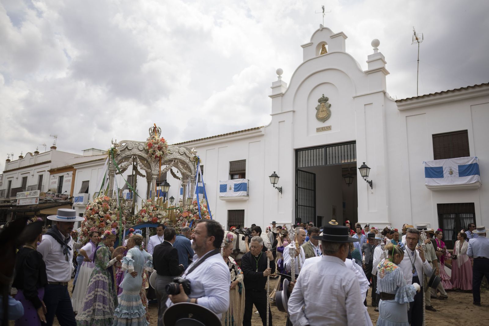 El Rocío 2023: Imágenes de ambiente en la aldea durante la presentación de las Hermandades
