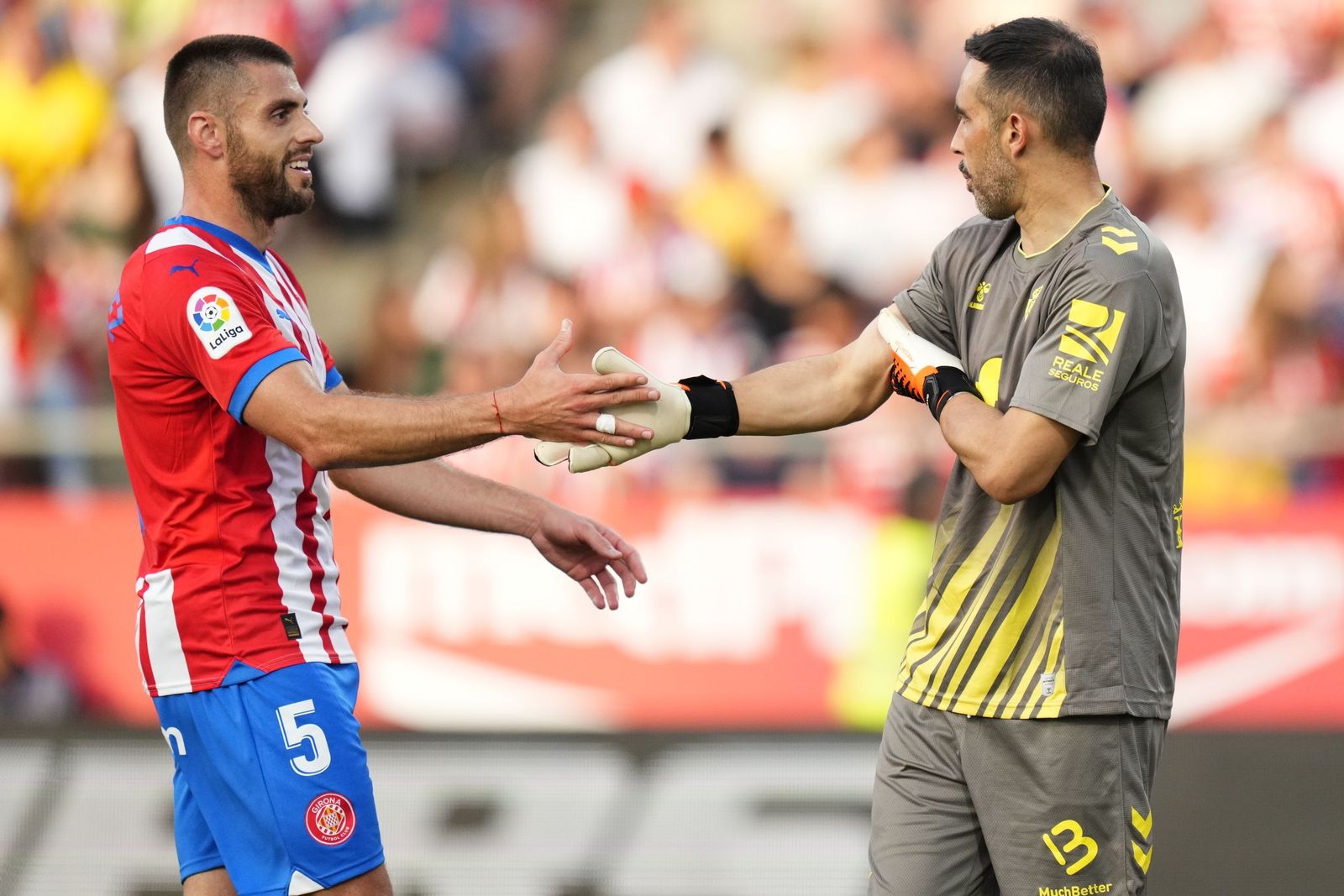 Claudio Bravo recibe la felicitación de David López tras hacerle una gran parada.