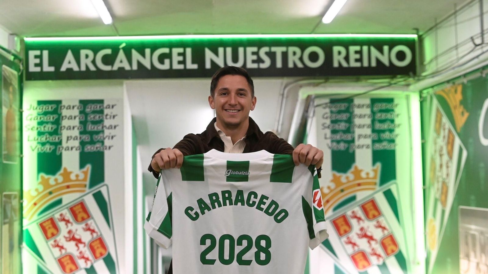 Carracedo posa tras su renovación con el Córdoba CF.