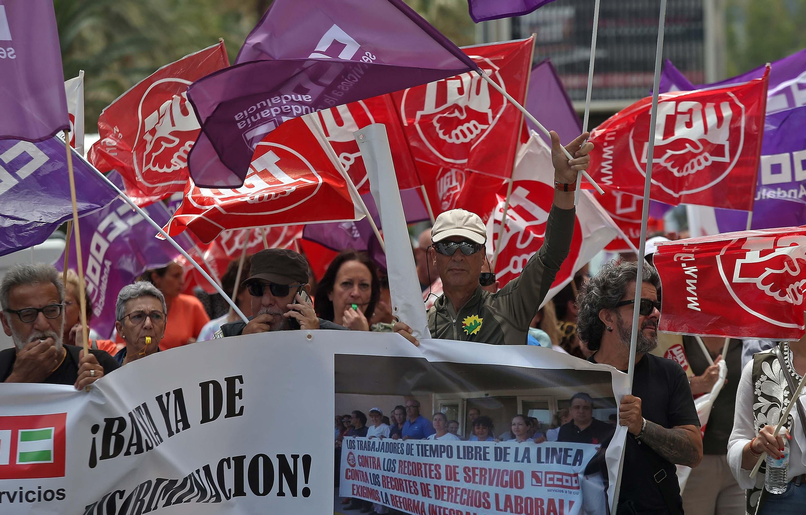 La manifestación de la plantilla de la residencia de Tiempo Libre de La Línea, en imágenes
