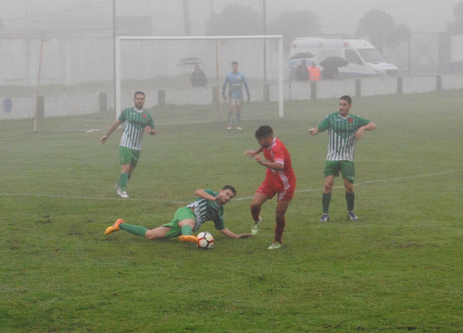 La Olímpica y La Palma disputan el partido bajo la niebla y la llovizna, ayer.