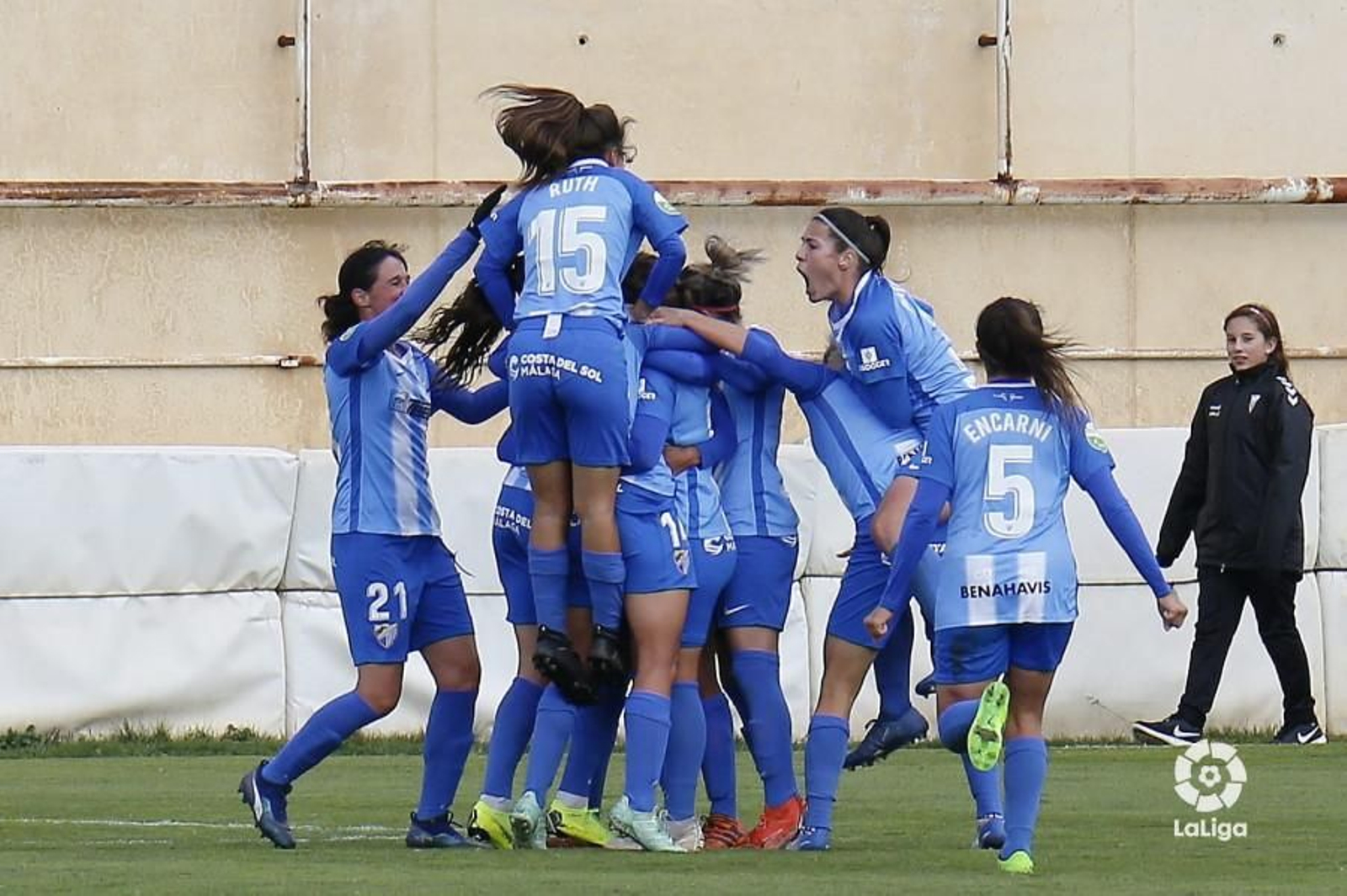 Las jugadoras del Málaga Femenino abrazan a Leti tras su gol olímpico.