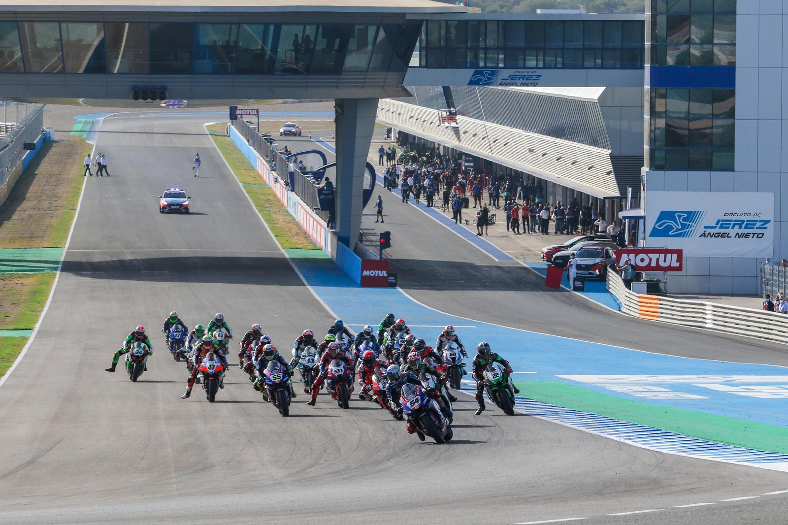Salida de la última carrera del WorldSBK disputada en Jerez en 2021.