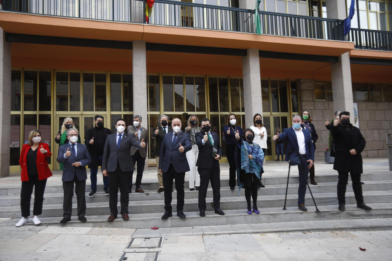Representantes institucionales tras conocer la decisión del Ministerio de Defensa.