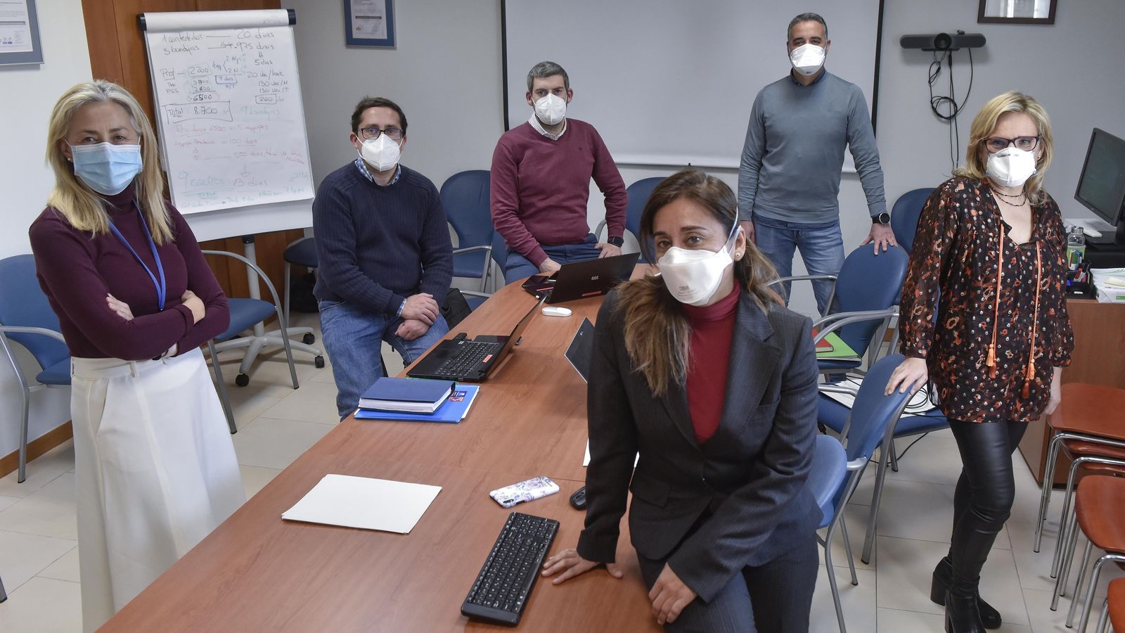La Directora de Cuidados del Distrito Aljarafe-Sevilla Norte, Ana María Reales, en primera línea, junto a su grupo de trabajo.