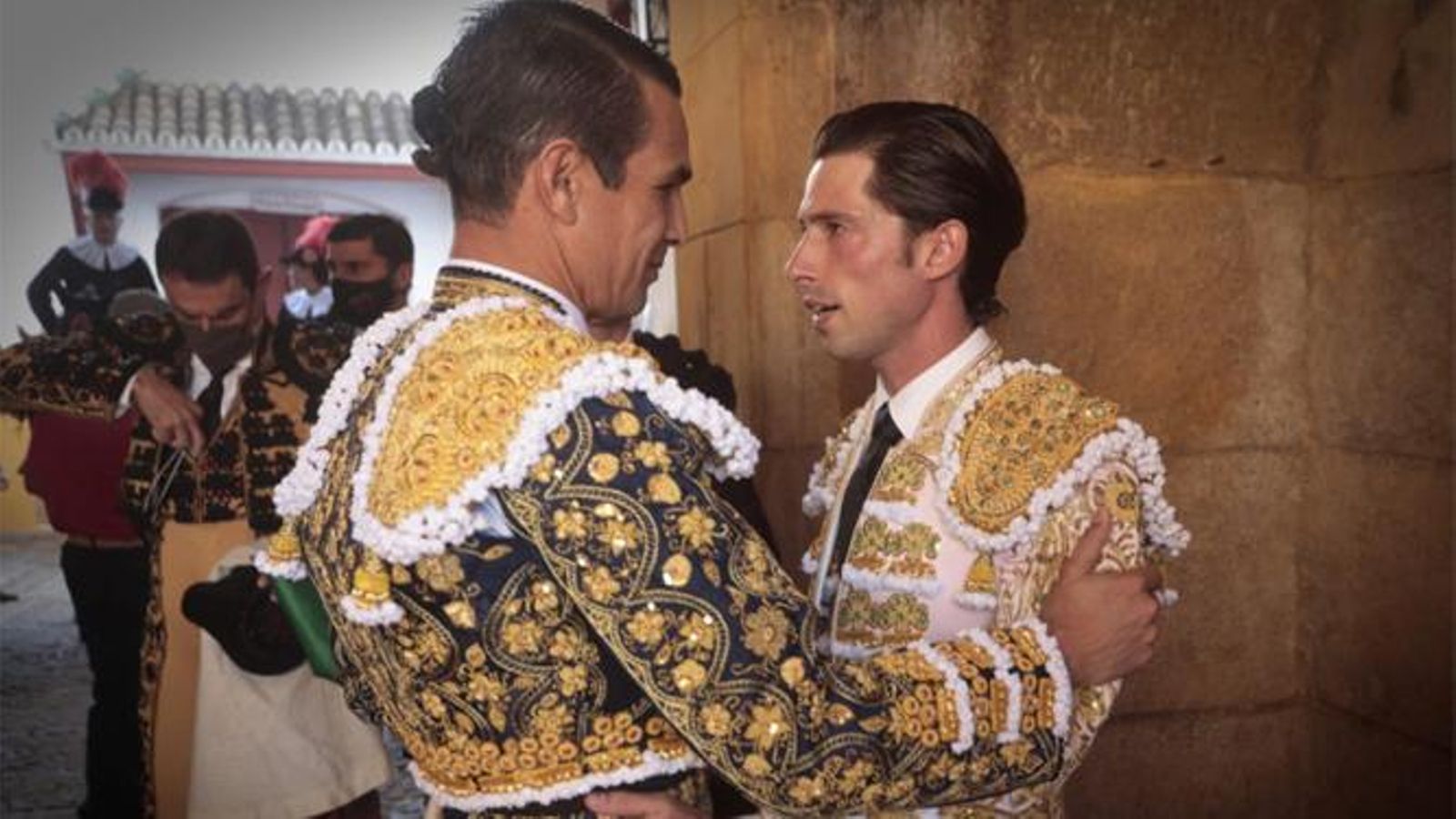 José María Manzanares saluda a Ángel Jiménez antes de saltar al ruedo.