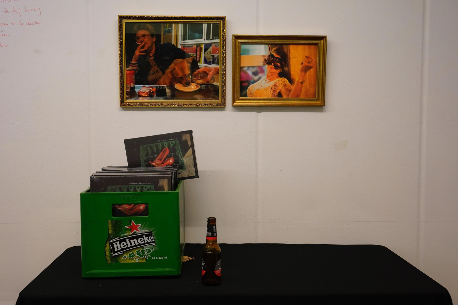 Fotos a Natalia Leiva con su exposición Miénteme, dime que me quieres