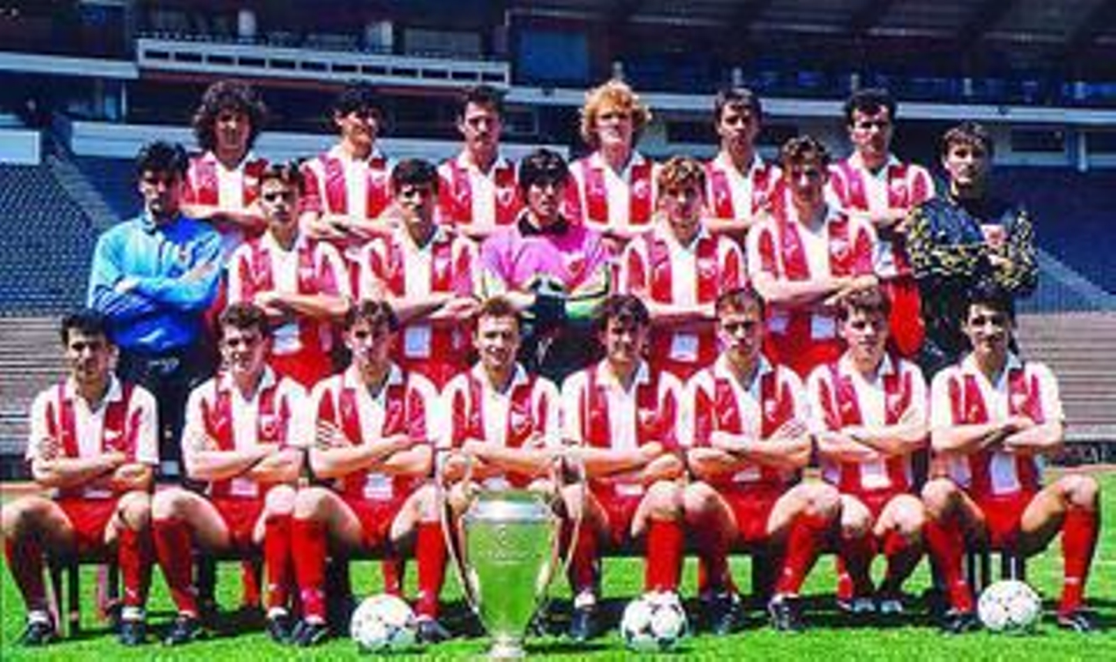 El Estrella Roja posa con la Copa de Europa en 1991.