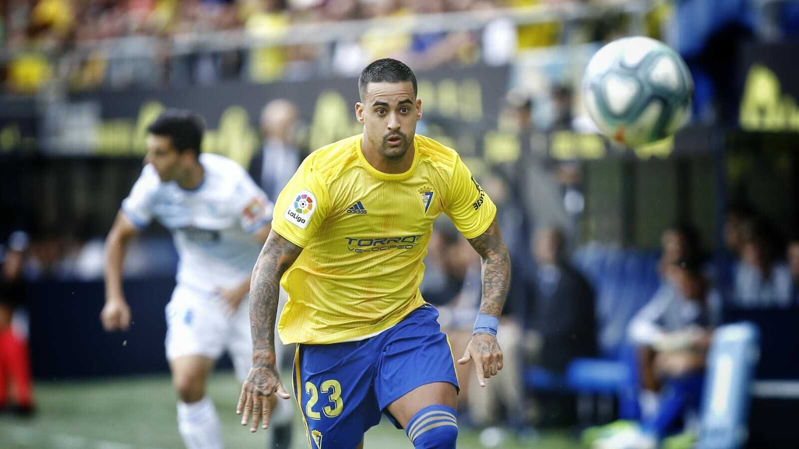 Nano Mesa persigue el balón durante el encuentro ante el Deportivo.