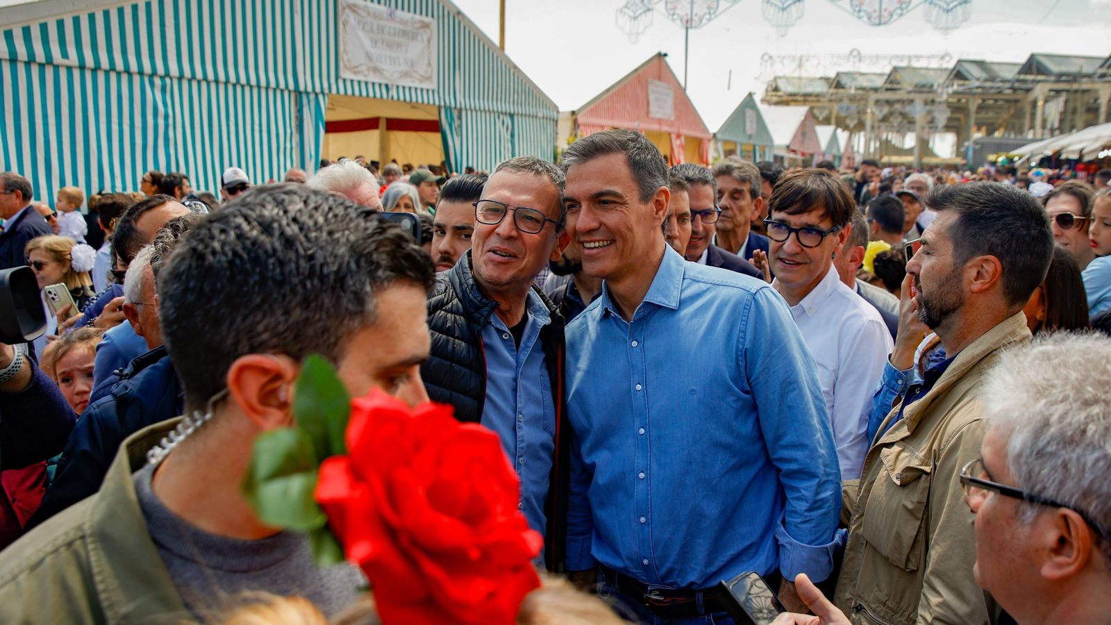 Pedro Sánchez se fotografía con un simpatizante del PSOE en la Feria de Abril de Barcelona.