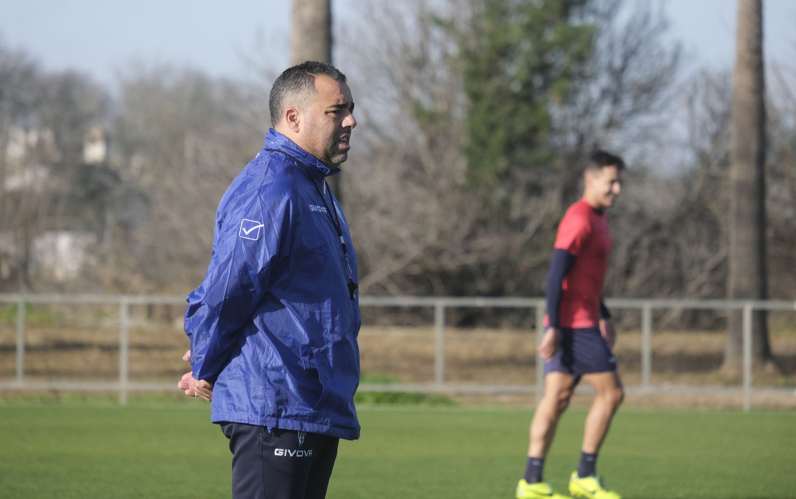Germán Crespo observa el entrenamiento de este viernes.
