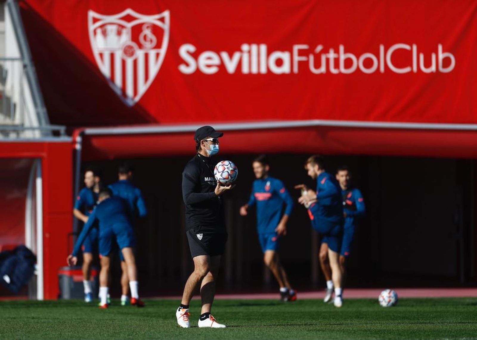 Lopetegui juega con el balón de la Champions antes de su rueda de prensa.